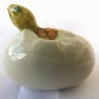KLIMA  Miniature statuette en porcelaine - TORTUE SORTANT DE L
