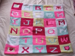 Handarbeit gestrickte Babydecke ABC Alphabet, wendbar 2-seitig, Hasen 80x74cm - Bild 1 von 5
