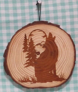 Imagen de Wolf Howling at the Moon grabada en rebanada de madera de 5" - Imagen 1 de 4