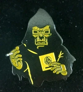 Máscara de dedos de metal MF DOOM Special Herbs 1 y 2 2013 álbum OG pin esmaltado personalizado - Imagen 1 de 4