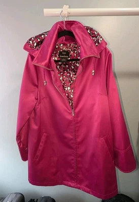 Gabardina de satén rosa fucsia Dennis Basso. Talla L, forro estampado leopardo. Foto 1 de 4