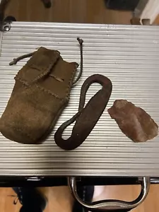 antiguo Iron Fire Striker herramienta para encender fuego sílex caja de cuero - Imagen 1 de 3