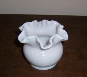 Süße Milchglas Vase - gekräuselter Kräuselrand - weiß mit Wirbeln - unbeschriftet - Bild 1 von 4