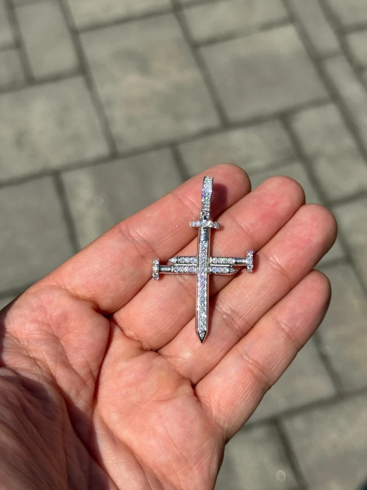 Collar Colgante Cruz Helada Grande MOISSANITA 1.80 CTW Hombres Oro Blanco 14k GRA Foto 1 de 4