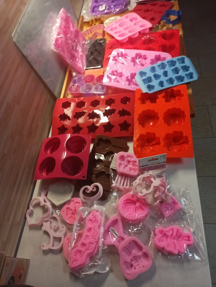 Konvolut Silikonform + kleine Austechformen, Wichtel Verzieren Pralinen 45 Stk.  - Bild 1 von 4