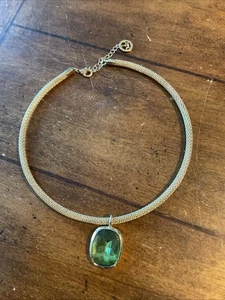 "Collar vintage Trifari tono dorado 5 1/2"" con gema verde grande" - Imagen 1 de 4
