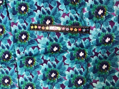 Estampado de rayón suave de 3 yardas, adecuado para camisas o vestidos, flor púrpura azul verde Foto 1 de 4