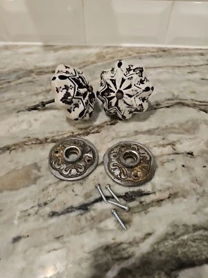 Par de pomos de puerta vintage grandes pintados de porcelana blanca con rosetas X-2 Foto 1 de 4