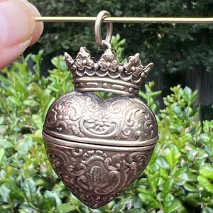 Antique Victorian Sterling Repousse Sacred Heart Vinaigrette Locket Gold Wash - Picture 1 of 15
