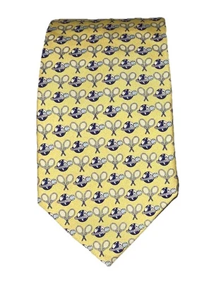 Corbata de seda amarilla para hombre Vineyard Vines Steve Furgal’s Tennis Tours hecha en EE. UU. Foto 1 de 4