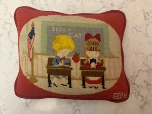 Almohada de punta de aguja Joan Walsh Anglund 1975 - Imagen 1 de 2