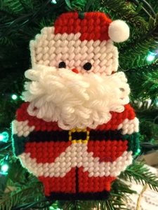 Juego de 3 adornos vintage hechos a mano de 5" de punta de aguja de Papá Noel - Imagen 1 de 3