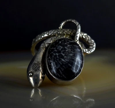 Ring Silber Sterling Dalmatinerjaspis 18,5 mm Schlange plastisch - umwerfend - Bild 1 von 4