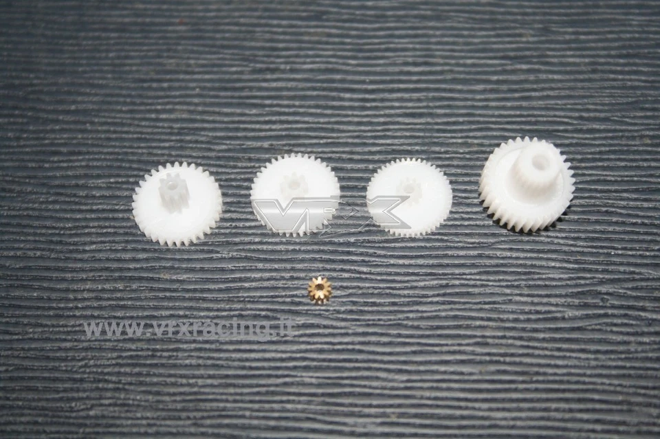 18926 Ingranaggi servo piu’ pignone in metallo per 1:16 1:18 VRX 5pz - Immagine 1 di 1