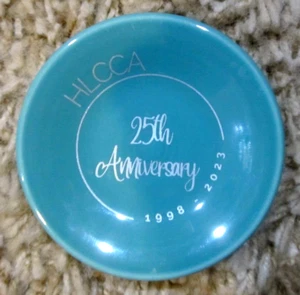 Plato miniatura Homer Laughlin China Collectors Assn 25 aniversario 1998-2023 - Imagen 1 de 3