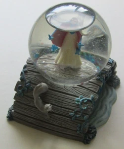 Disney Schneewittchen auf einer Brücke mit Tieren Schneekugel Vintage Sammlerstück - Bild 1 von 10