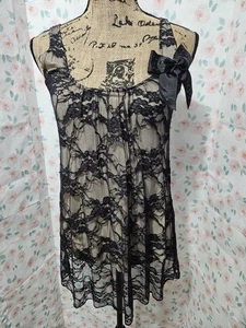 JULIE'S CLOSET, DAMEN SCHWARZ/NUDE NYLON BL ÄRMELLOSE SPITZENBLUSE MIT SCHLEIFE, GR. S - Bild 1 von 7