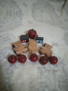 Lote De 11 Miniaturas De Madera De Colección Animales Casas Manzanas Decentes Hechas A Mano Difícil De Encontrar - Imagen 1 de 17