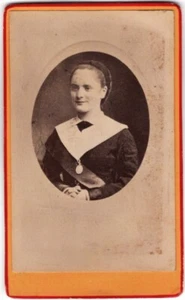 YOUNG WOMAN IN  DARK DRESS W/ WHITE COLLAR : "TO AGNES" : CARTE de VISITE 1883 - Picture 1 of 3