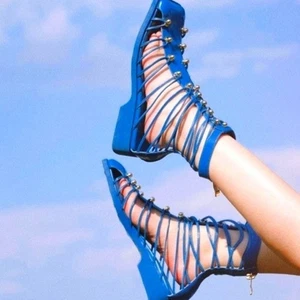Sandalias Vivienne Hu azul cobalto charol gladiador talla Nuevo estilo de diseñador audaz 9,5 - Imagen 1 de 14