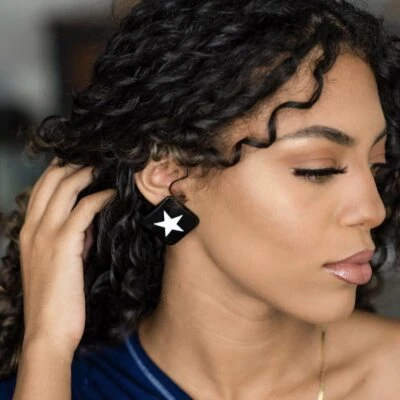 Aretes de resina vintage con estrella cuadrada en blanco y negro Foto 1 de 4