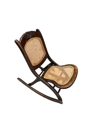 Mecedora vintage plegable de madera y caña estilo victoriano con tallas florales Foto 1 de 4
