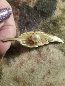 Vintage Goldtone Leaf Pin W/Centered Pearl Brooch Art Deco Classic Versatile  - Picture 1 of 12