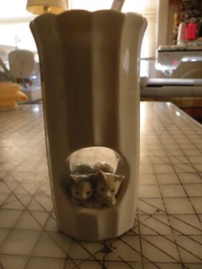 WHITE CERAMIC PORCELAIN CATS PEEKING THROUGH VASE APPROX. 6" TALL WHITE SO CUTE! - Picture 1 of 8