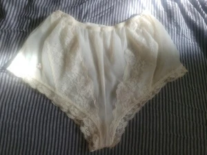 Vintage 60er Jahre cremefarbenes Spitzenhöschen mit Stickerei Nylon selten kleine Rüschen  - Bild 1 von 6