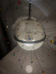 Lámpara colgante Sputnik vintage de mediados de siglo con esfera de vidrio grande lámpara espacial - Imagen 1 de 10