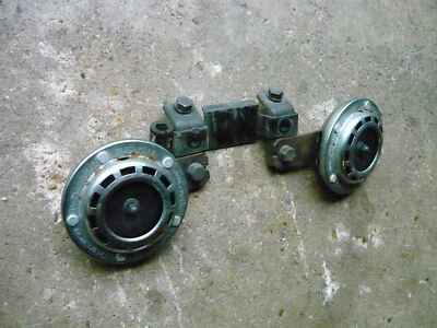 81 83 Yamaha XV750 J Virago 1982 OEM bocinas montaje 2AE-83371-01-00 2AE-83371-11-00 Foto 1 de 4