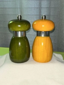 Pair of Vintage WB William Bounds Wood Salt & Pepper Mills Yellow Green In EUC - Bild 1 von 6