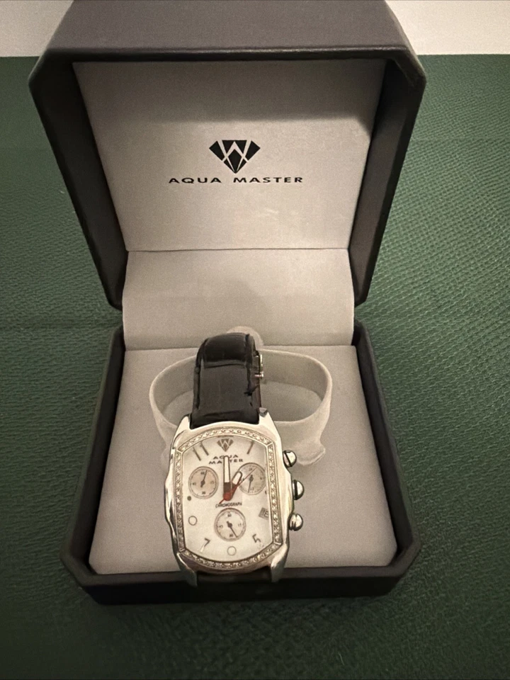 Женские часы-хронограф AQUA MASTER с бриллиантовой рамкой и датой и кожаным ремешком - Изображение 1 из 4