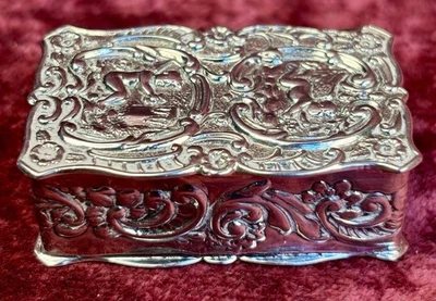 Uma linda caixa de pílulas de prata com marca registrada. Repousse/querubins. Birmingham 1921 AM & Co - Imagem 1 de 4