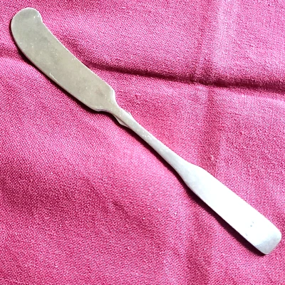 Esparcidor de mantequilla con mango satinado inoxidable Amsilco World Boston patrón común 6,75" Foto 1 de 3