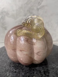 Calabaza de vidrio artesanal rosa y blanco con tallo rizado amarillo otoño decoración de Halloween - Imagen 1 de 5