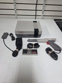 Nintendo Entertainment System NES Console - Gray (NES-001) W/Controller & Gun
