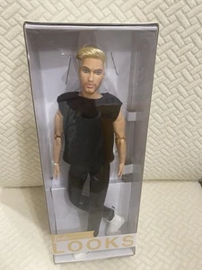 Barbie Signature Looks Ken bambola bionda - Foto 1 di 3