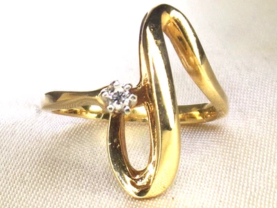 Anillo solitario fino con banda de diamantes de oro amarillo de 10 k - tamaño 7,25 Foto 1 de 4