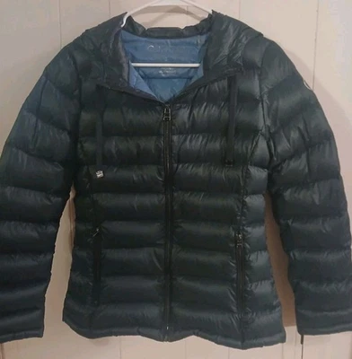 Chaqueta de plumón pequeña para mujer Calvin Klein verde acolchada con capucha empaquetable ligera Foto 1 de 4