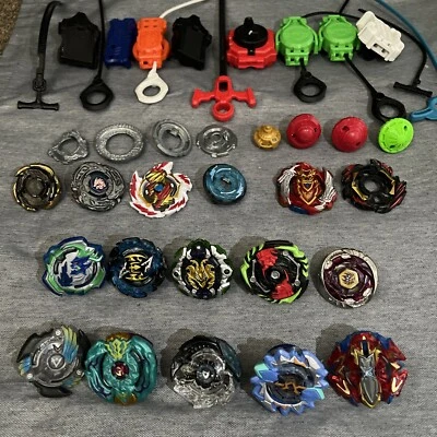 Grande lote de Hasbro Tomy Beyblades com lançadores algumas edições Burst. - Imagem 1 de 4