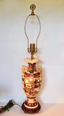 Lámpara de mesa antigua japonesa Moriage Satsuma c1890, florero convertido profesionalmente Foto 1 de 4