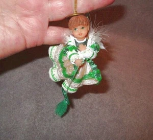 Adorno de bendiciones de ángeles irlandeses de colección alas de halo suerte de los irlandeses Ashton Drake - Imagen 1 de 10