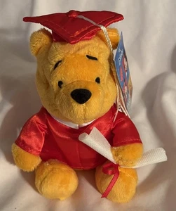 Disney Abschluss Winnie Puuh 6 Zoll Mini Bär Plüschpuppe mit roter Mütze & Kleid NEU  - Bild 1 von 4
