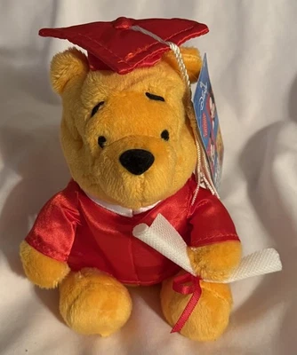 Disney Graduación Winnie The Pooh 6" Mini Oso Muñeca de Peluche en Gorra Roja y Vestido NUEVO  Foto 1 de 4