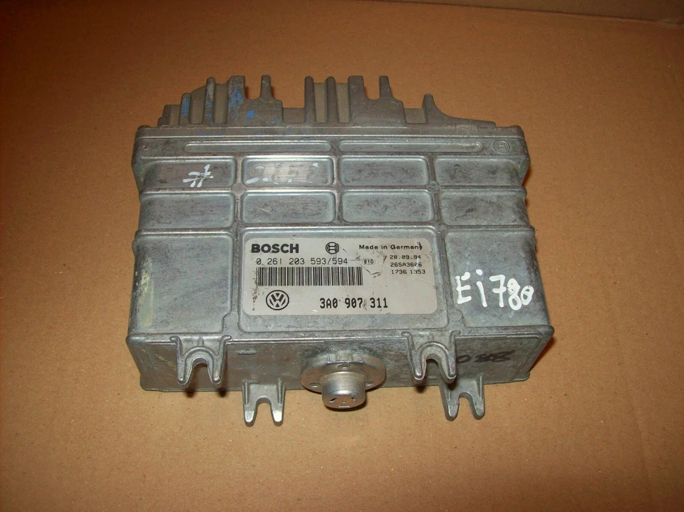 Centralina VW Golf III/IV Cabrio e altri 1.8 ADZ 0261203594/ 593 3A0907311 - Immagine 1 di 1