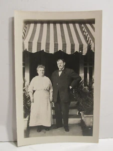 VINTAGE FOUND PHOTOGRAPH B&W OLD PHOTO 1920S MAN WOMAN HUSBAND WIFE SHOP STORE - Picture 1 of 4