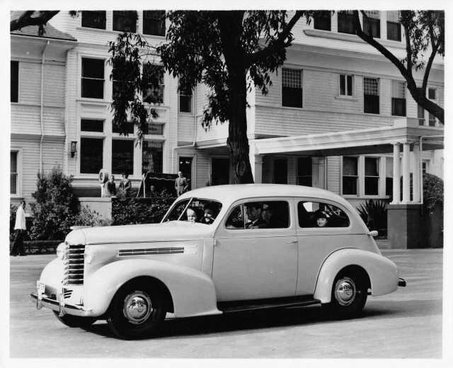 1937 Oldsmobile 2-Door Sedan Press Photo 0031 - Image 1 of 1