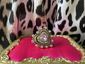 Anello Stretch Betsey Johnson Heart of Gold Cristallo Sparkly CZ MOLTO RARO - Foto 1 di 6