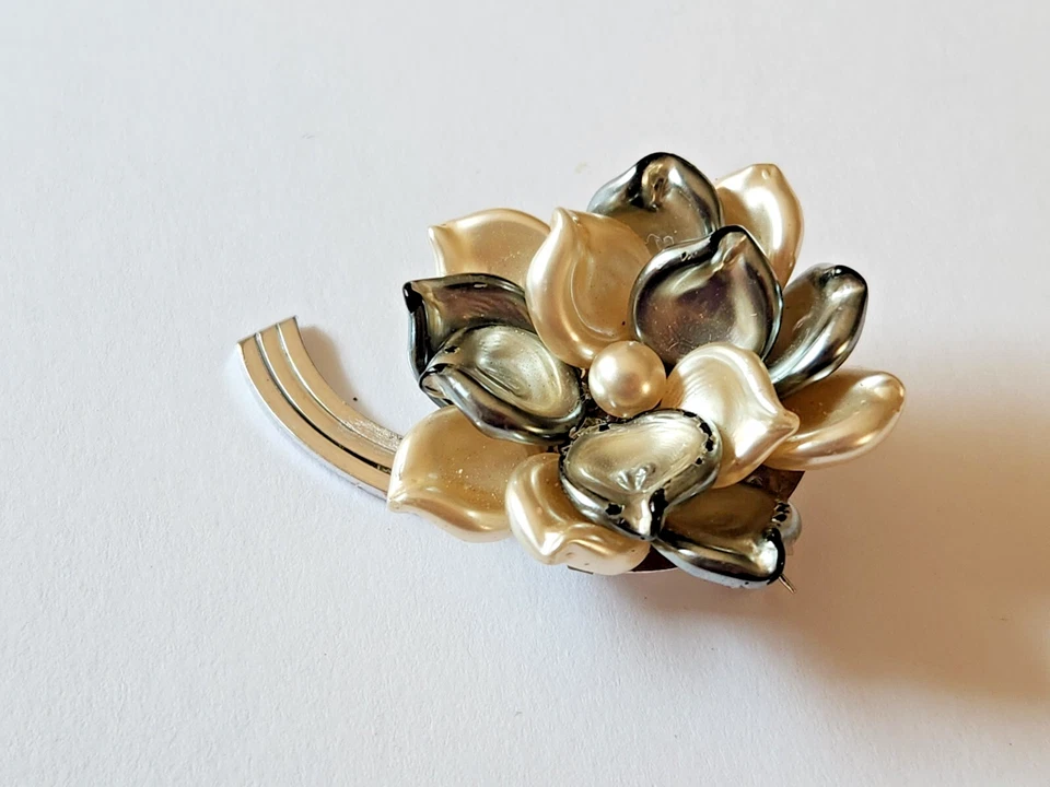 Broche prendedor flor madreperla tono plateado gris blanco clásico iridiscente Foto 1 de 4